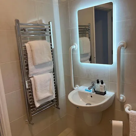 Beautiful In Beaufort Village On Local Link Bus Route 基拉尼